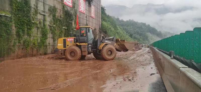 雅康高速发生边坡溜坍.jpg