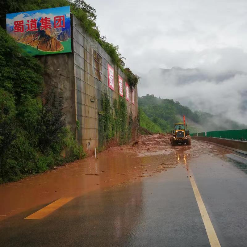 雅康高速发生边坡溜坍1.jpg