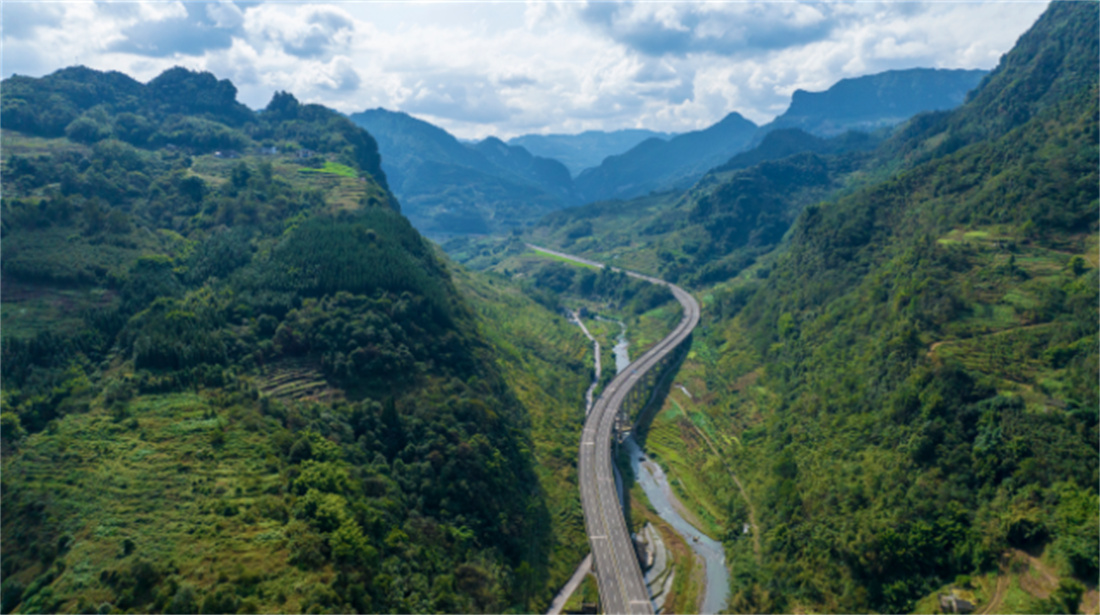 宜宾至威信高速公路（四川境）全线正式通车试运行.jpg