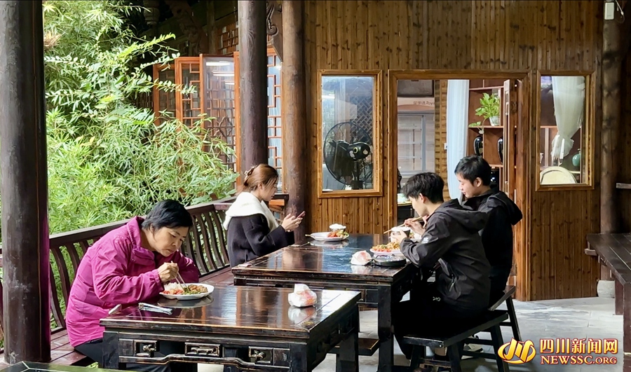 顾客正在知足食堂就餐_副本.jpg