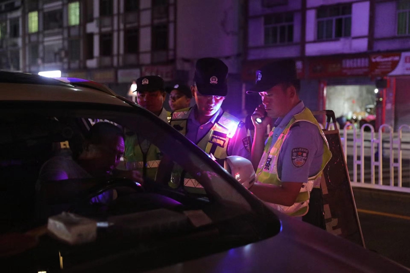 民警正在开展夜间巡逻 (2).jpg